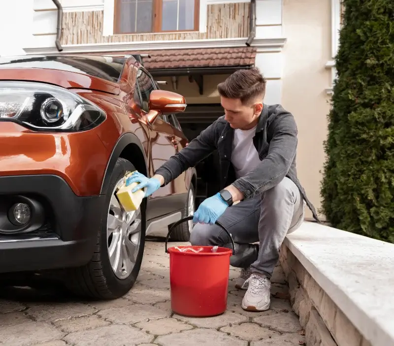 Lavage auto à domicile Étréville : professionnel intervenant sur un véhicule